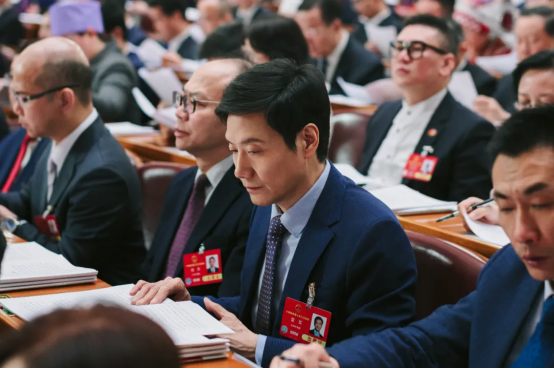 雷军谈听完政府工作报告感受，企业家眼中的政策走向与机遇挑战