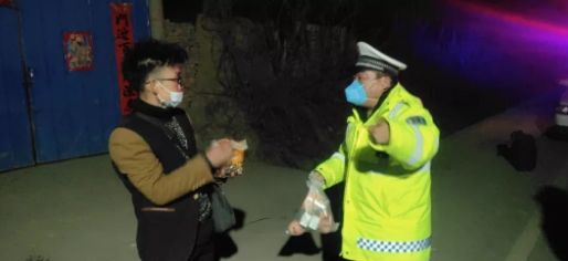 男子山东徒步到新疆，一段跨越山河的壮丽旅程