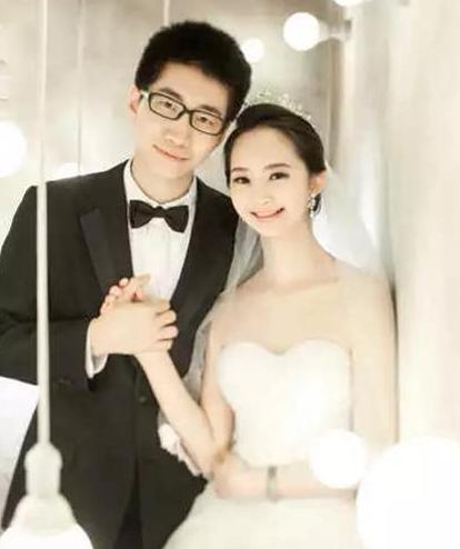 婚纱下的青春记忆，新娘穿校服登台，新郎深情红了眼眶