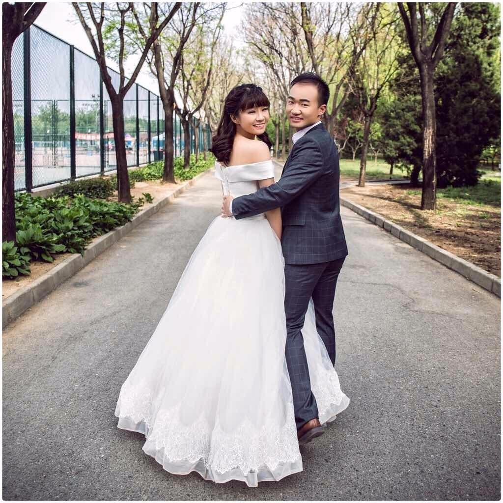 婚纱下的青春记忆，新娘穿校服登台，新郎深情红了眼眶