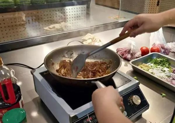 菜场提供代炒服务，上班族乐了