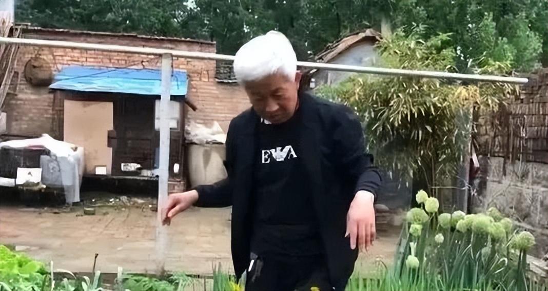 老板给流浪汉送饭被嫌弃，善良遭遇冷漠的反思