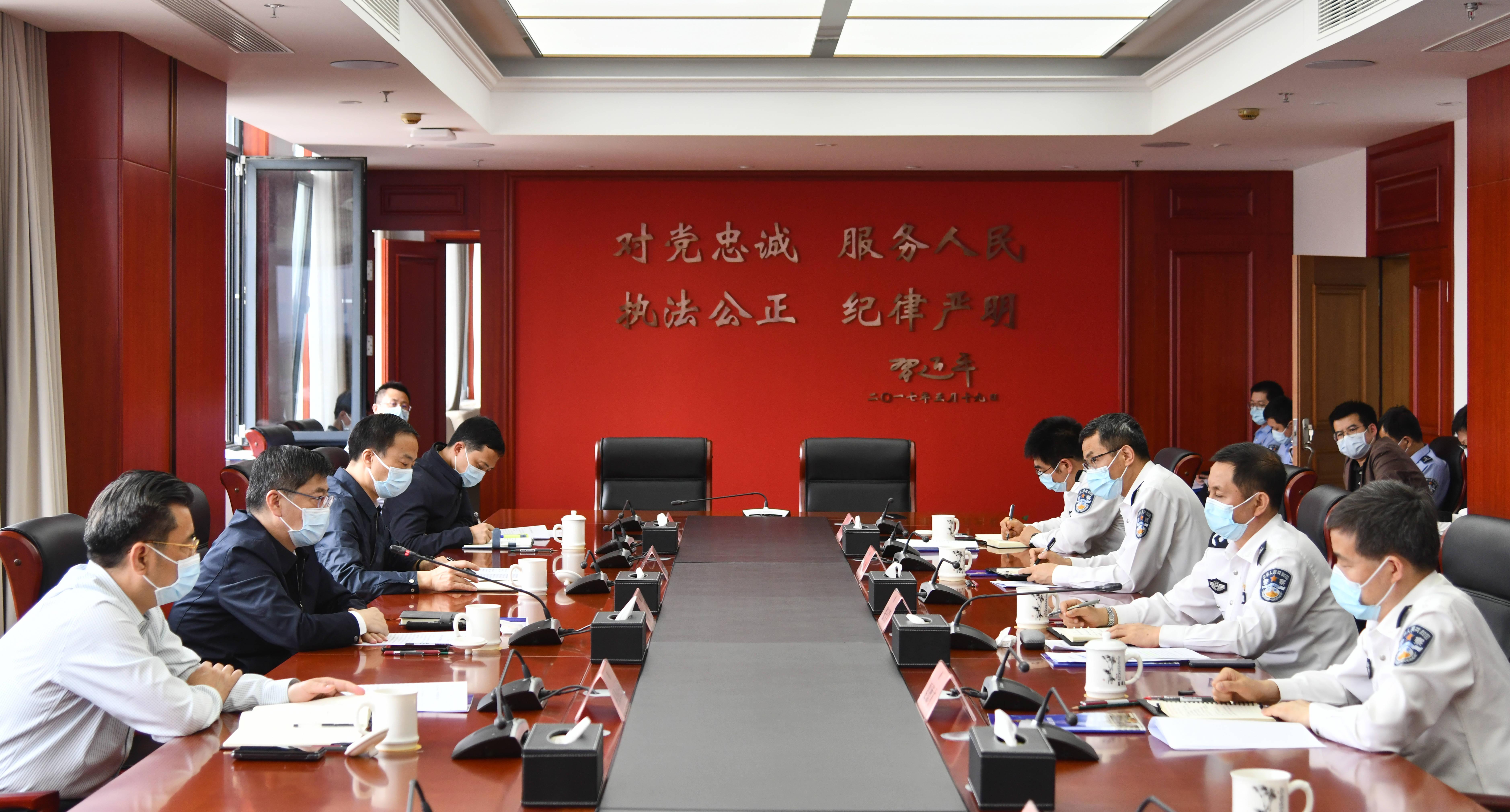 坚持和落实两个毫不动摇