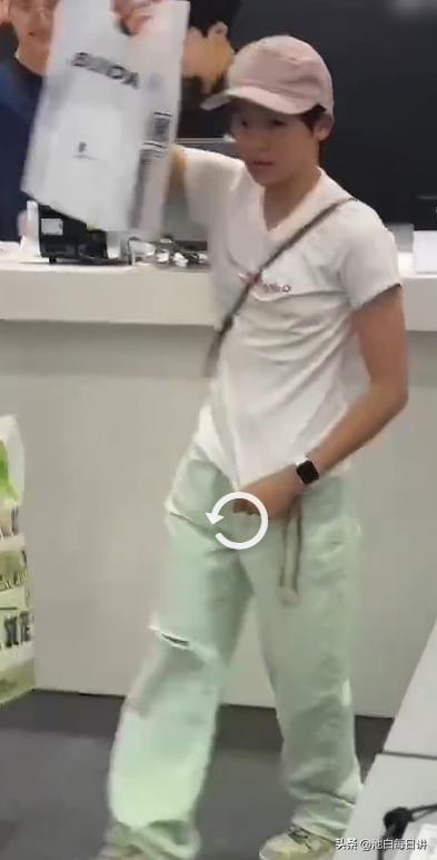 顾客手机被店员不慎摔坏，该如何应对？