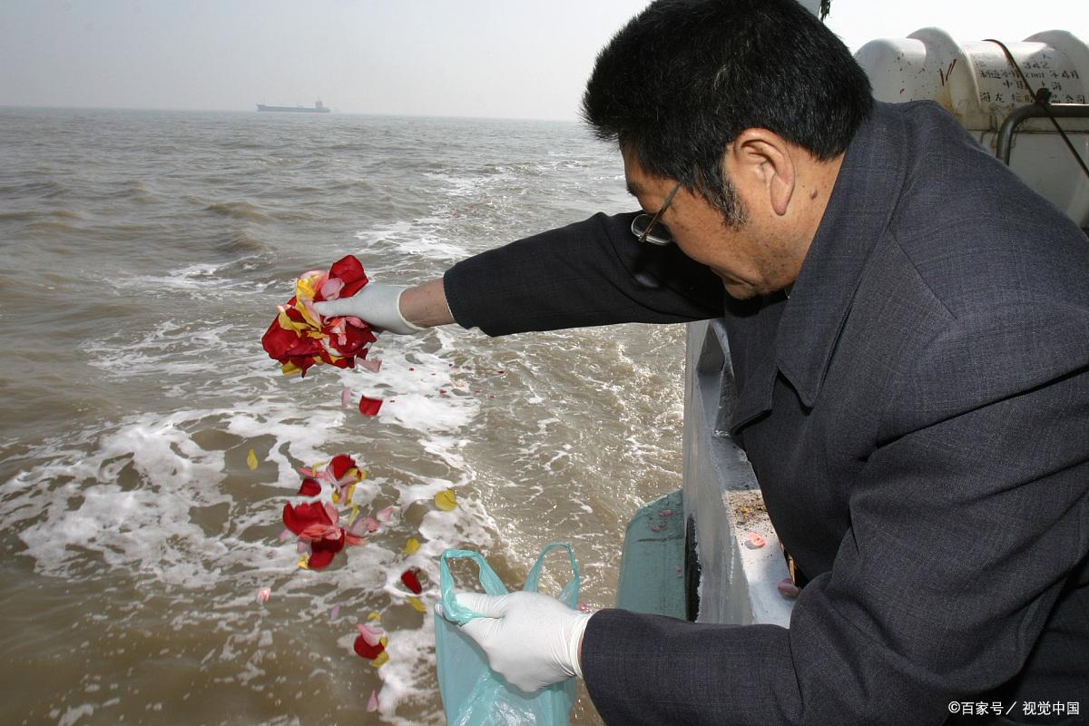 老人离世留财产给保姆，要求操办海葬，可以吗？