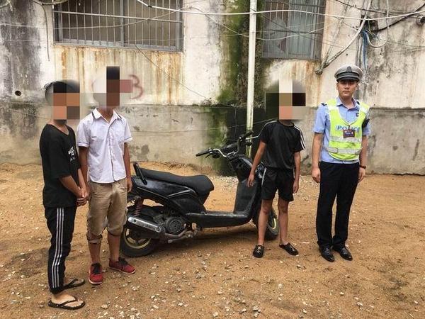 男子偷盗摩托车被民警当街制服，视频记录正义时刻