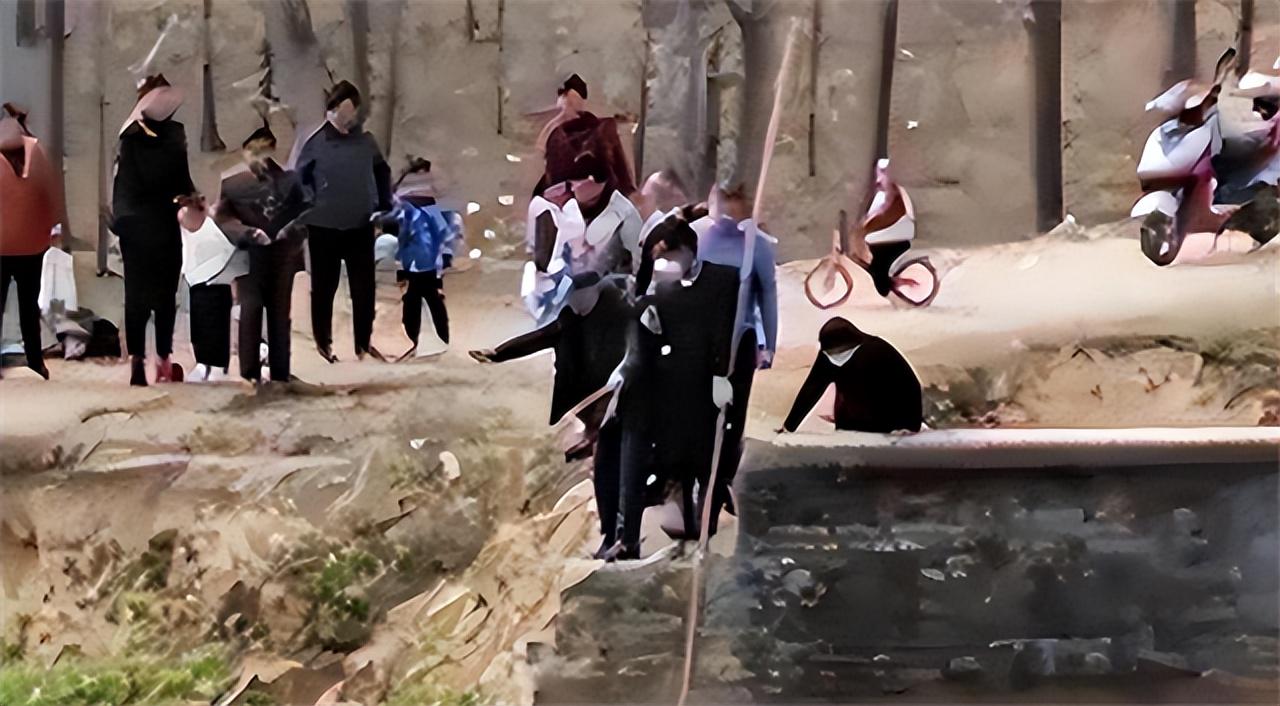 河南一地众人下河摸金现象揭秘，当地回应与公众热议