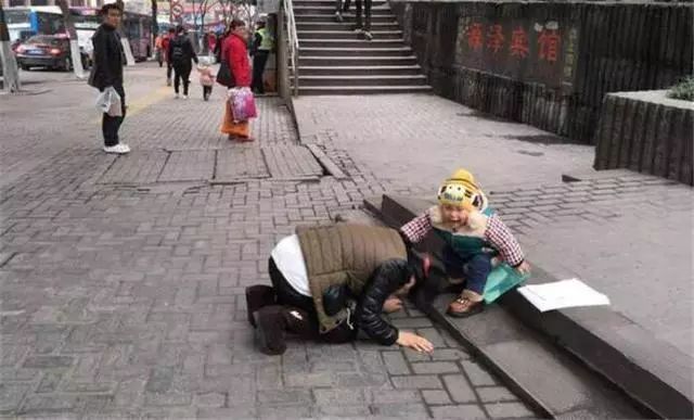 儿子考36分，回家给妈妈下跪磕头，背后的故事引人深思