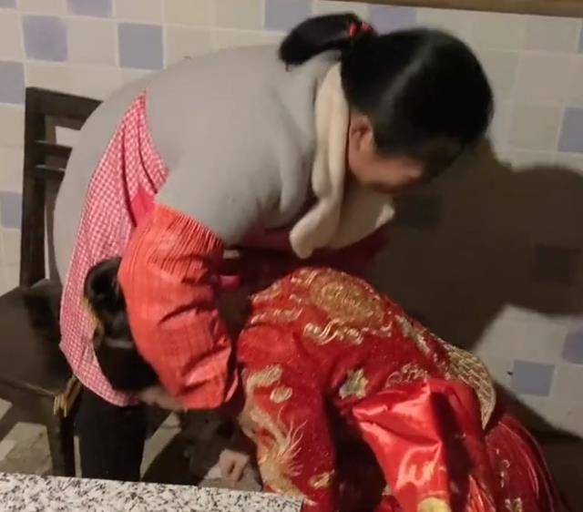 儿子考36分，回家给妈妈下跪磕头，背后的故事引人深思