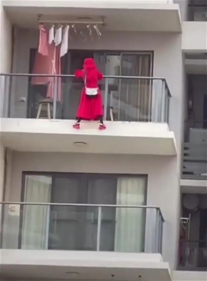 女子坠楼惊魂时刻，向丈夫急呼我还没死快打120