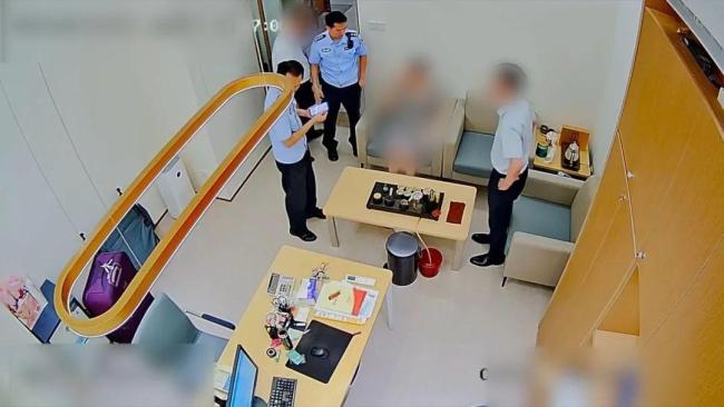 女子欲快递巨额现金给网恋男友，被劝阻背后的故事与思考
