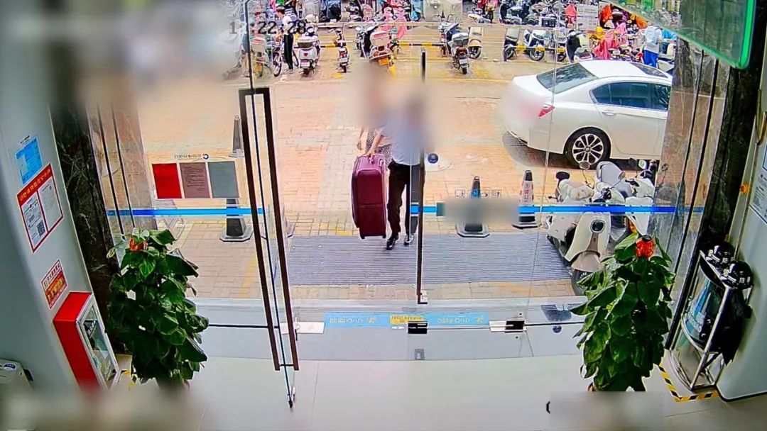 女子欲快递巨额现金给网恋男友，被劝阻背后的故事与思考