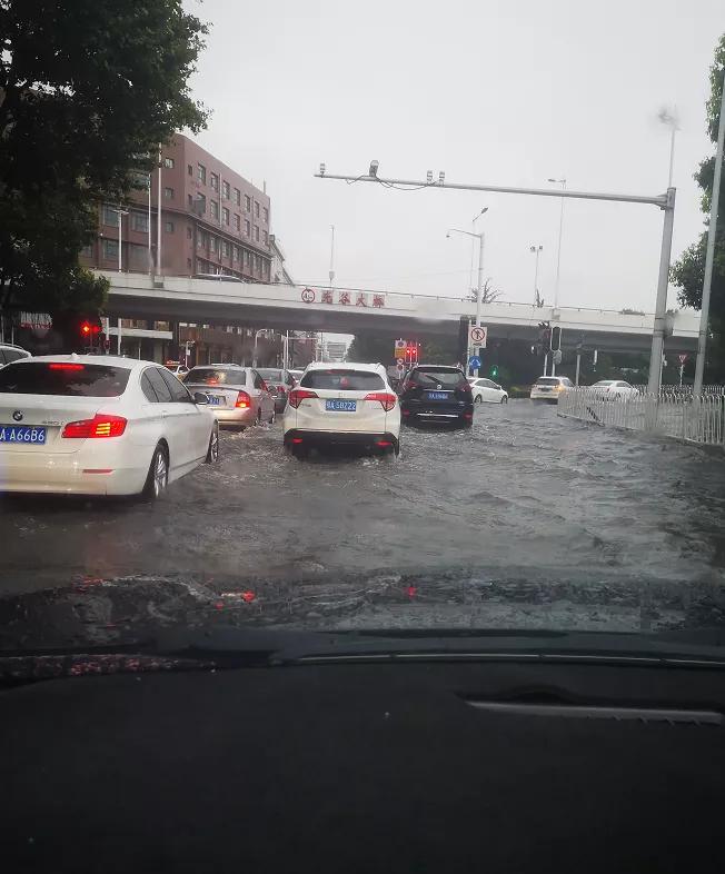 武汉暴雨红色预警，应对挑战，守护家园