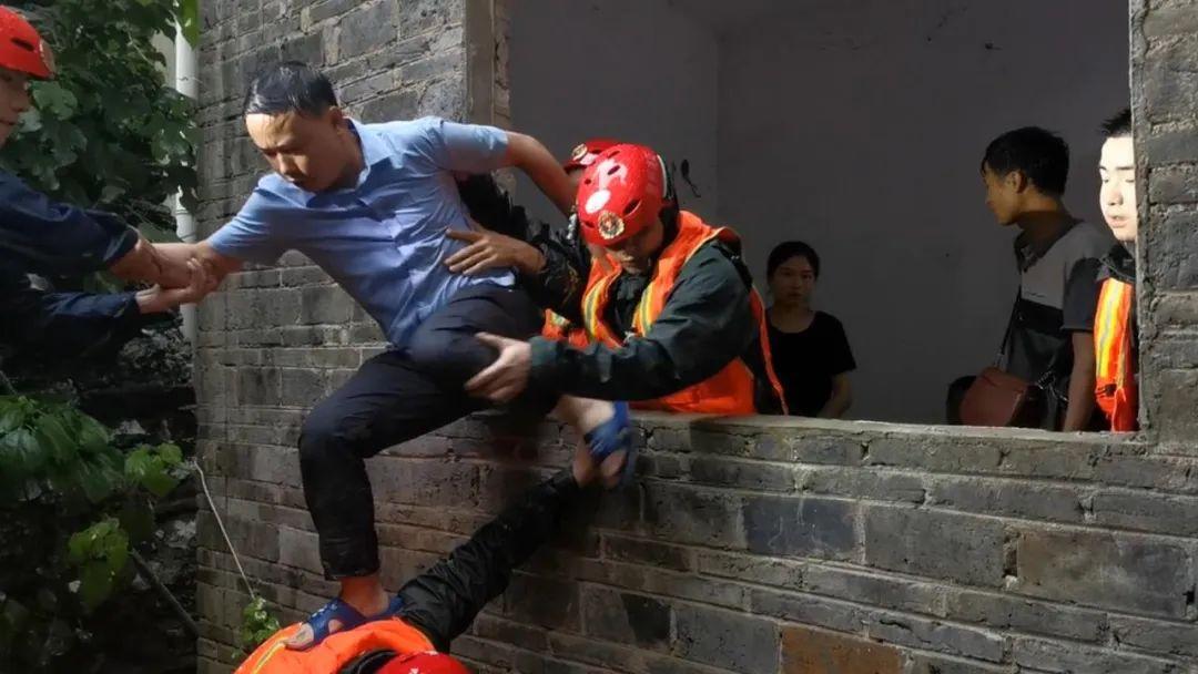 直击贵州山体滑坡救援现场