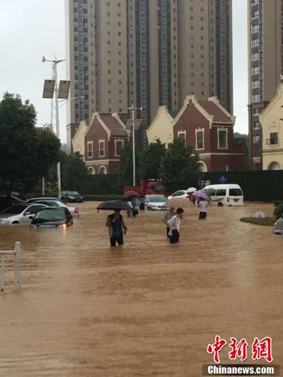武汉暴雨红色预警图片背后的故事