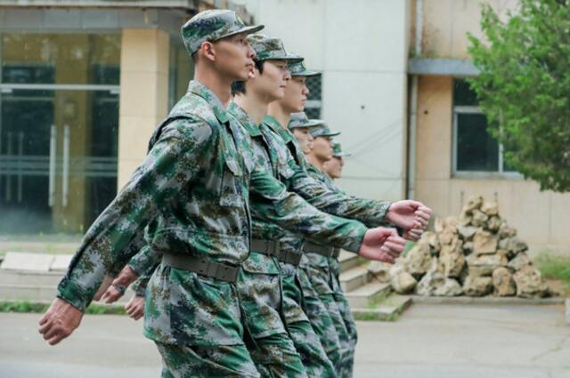 300万人选出最丑军训服，新生哀嚎连连——军训服装审美争议的背后