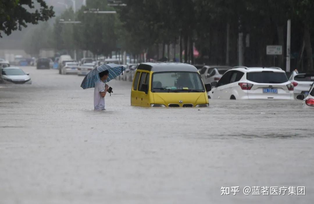 武汉暴雨下的汽车吃井盖事件