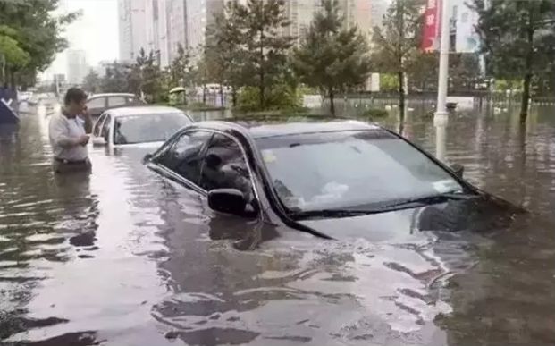 武汉暴雨下的汽车吃井盖事件