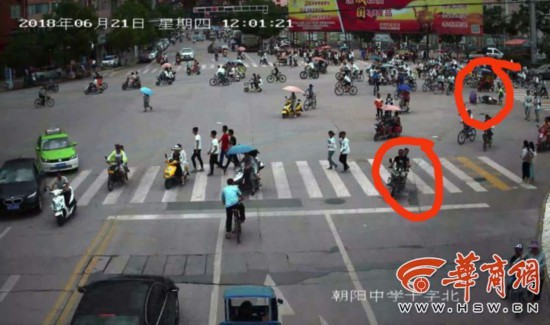 骑摩托车遭遇路边汽车，一次意外的警示