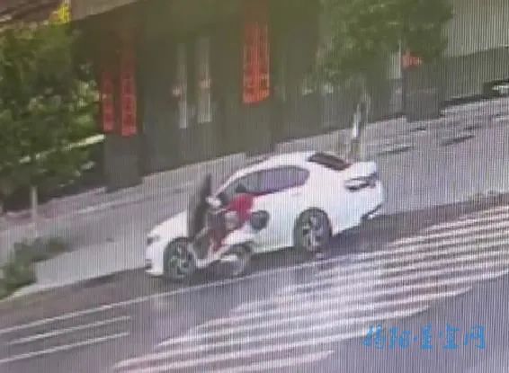 骑摩托车遭遇路边汽车，一次意外的警示