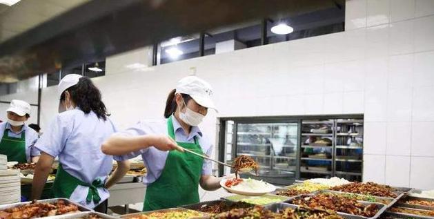 校长承包学校食堂，新模式下的校园饮食变革