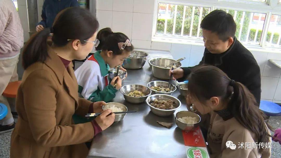 大学校长，食堂吃饭的日常与非凡