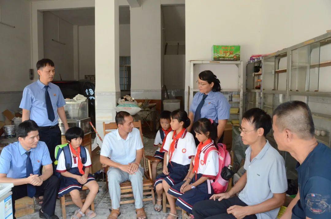 学校食堂背后的故事，校长亲戚引发深思