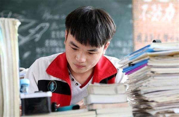 女子请假陪女儿高考被开除事件，反思职场与家庭的平衡