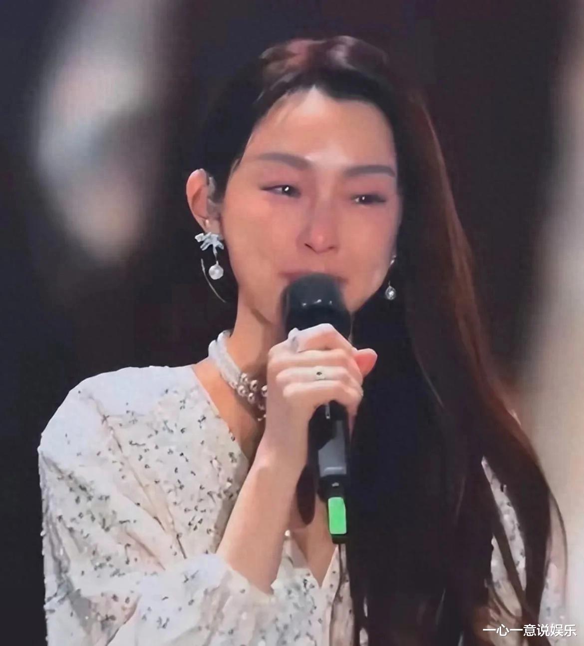 范玮琪演唱破音后暴哭，真实情感的流露与重新站起的勇气
