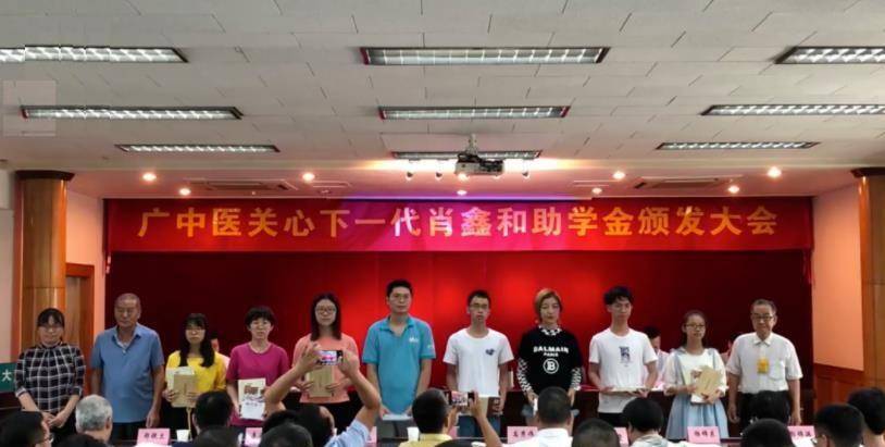 8旬退休教授为贫困生的教育之路，温暖传递，希望照亮未来