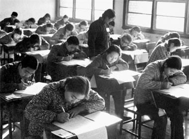 高考考场外全国统一动作，万众一心的期待与守护