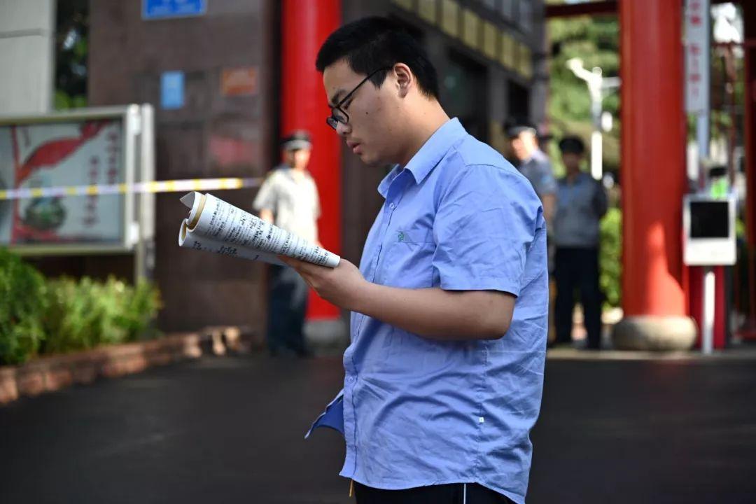 萌娃穿旗袍送考