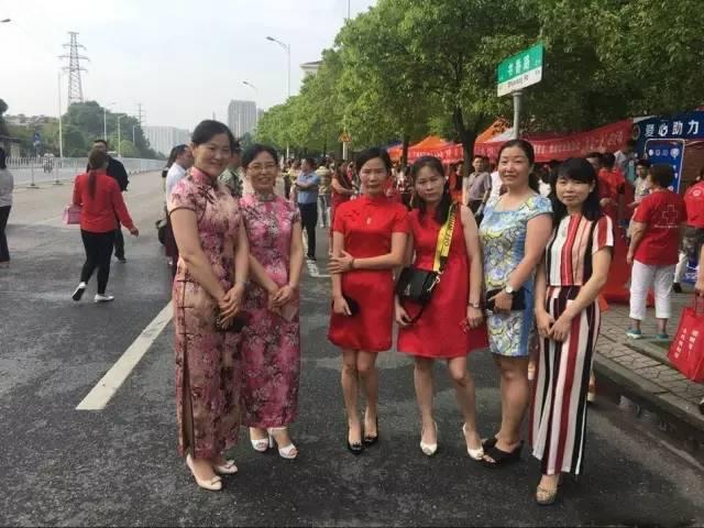 萌娃穿旗袍送考
