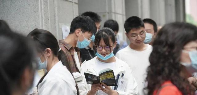 揭秘传奇，首位走出考场之考生分数揭晓时刻