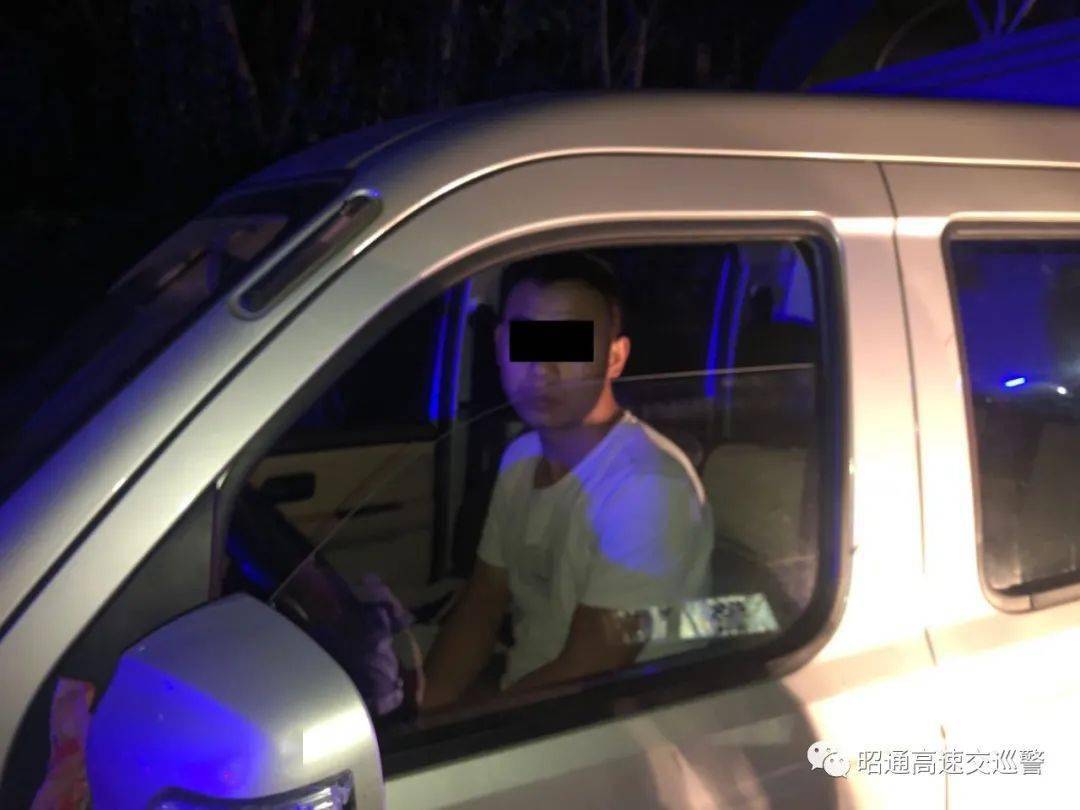 男子酒后开智驾上高速睡着，背后的警示与思考