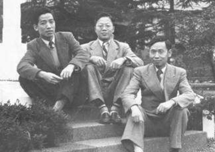 长沙一高校宿舍高温近40度，学生无奈露宿操场——酷暑中的校园挑战