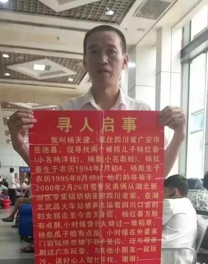 长沙一高校宿舍高温近40度，学生无奈露宿操场——酷暑中的校园挑战