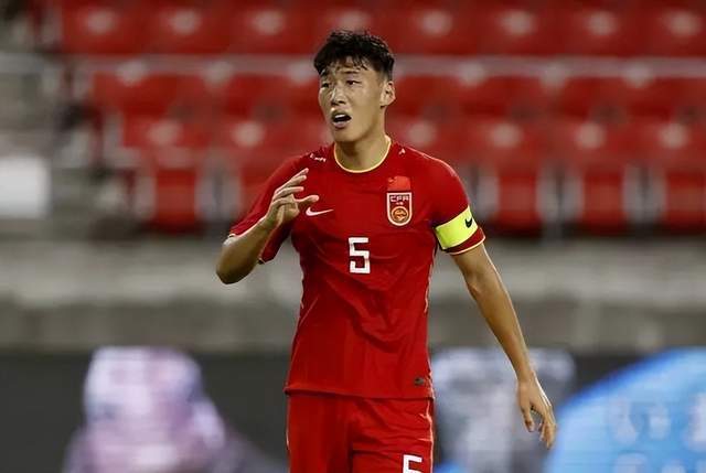 国足训练新动态，朱辰杰、曹永竞与刘殿座的缺席