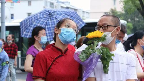 穿红旗袍拿向日葵的送考父亲走红