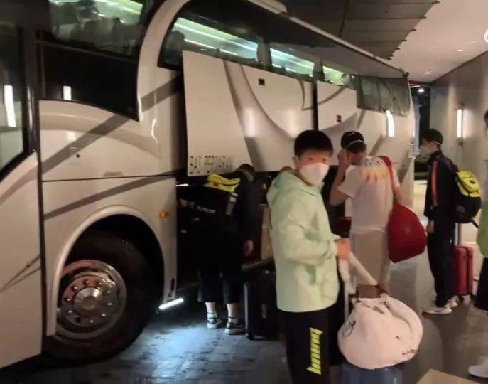 国乒众将抵达雄安备战乒超，热血燃烧，新时代再掀乒乓热潮