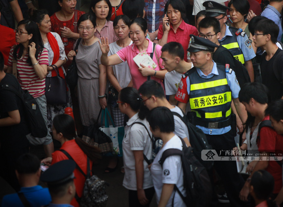 考生高考结束现场集体找妈妈，情感与成长的交织