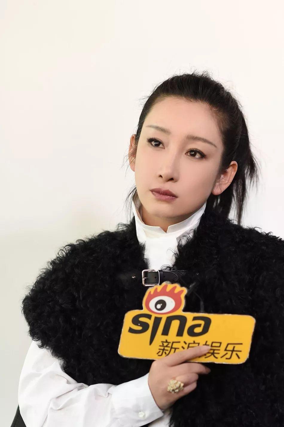 演员秦海璐在人民日报的笔触，演艺之路与时代之声