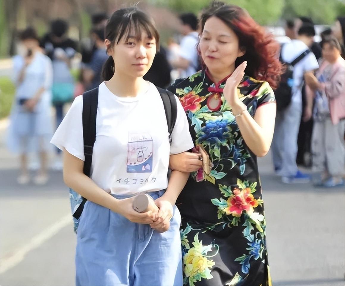 高考扁担女孩开通社媒账号？假的！