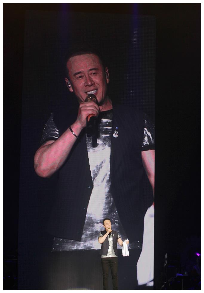 编剧于雷痛批杨坤篡改革命歌曲，引发网络热议