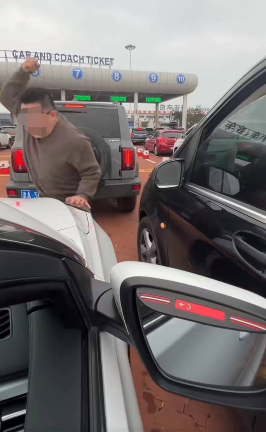 奔驰车高速失控，竟是前车主远程劫车