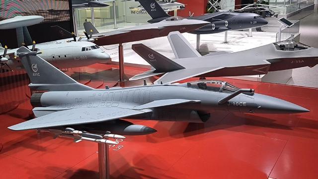 明星战机歼-10CE亮相巴黎航展，翱翔天际的东方之翼
