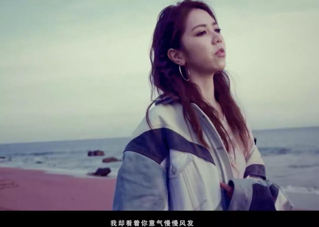 邓紫棋回应蜂鸟音乐称不会下架歌曲，坚守与决心的音乐之旅