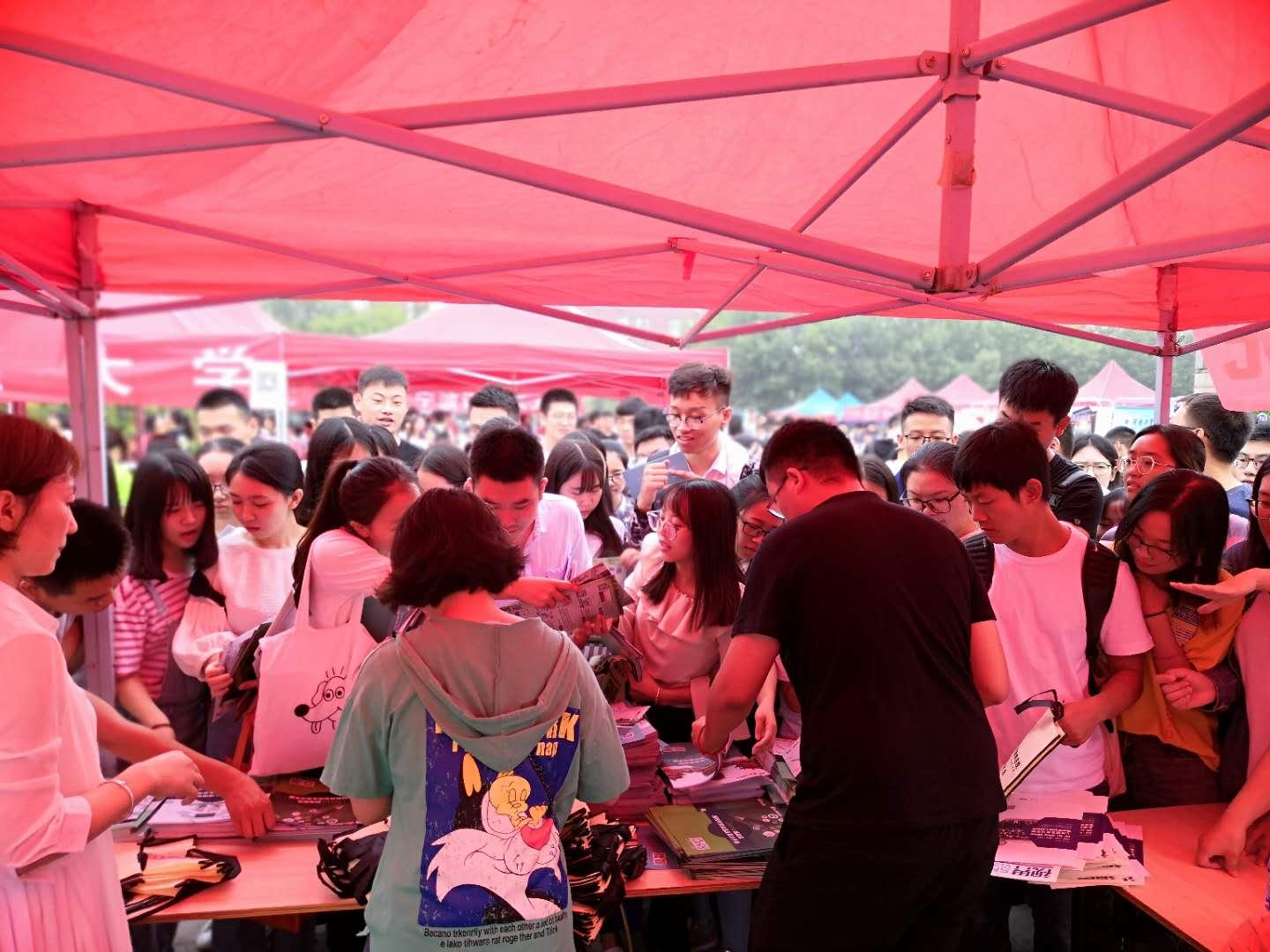 各地各高校招生咨询会密集举办，解读学子未来之路