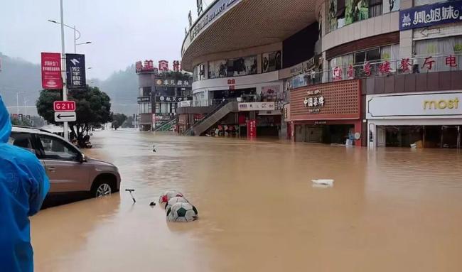 贵州榕江县城最大商场遭遇洪水侵袭纪实