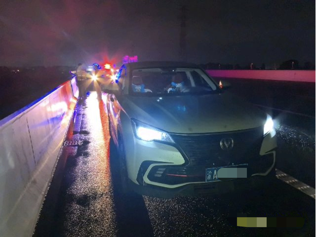 司机高速违法被举报：我没时间处理司机在高速公路上违法被举报后，应该及时采取措施处理，而不是以没时间处理为由拒绝或忽视这个问题。如果确实存在时间上的困难，也应该与相关部门进行沟通，寻求合理的解决方案。